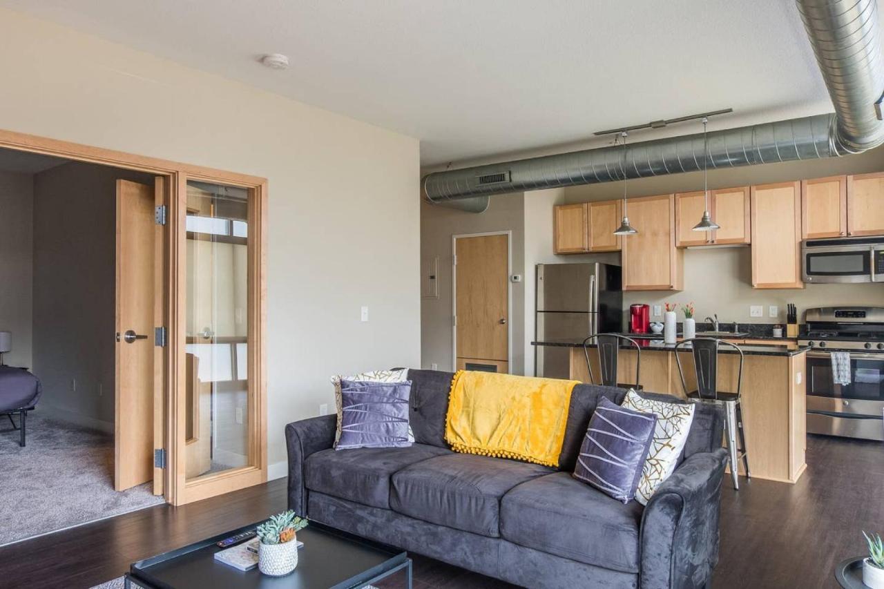 Frontdesk Grand Apts Downtown Apartment